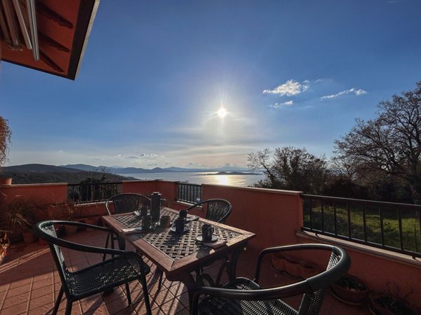 casa indipendente in vendita a Magione in zona Villa