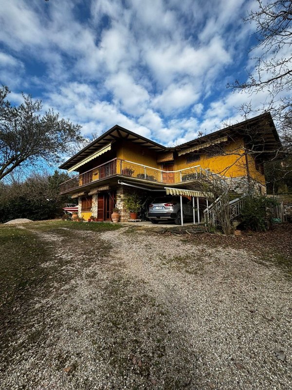 casa indipendente in vendita a Magione in zona Villa