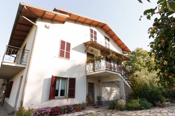 casa indipendente in vendita a Magione in zona Villa