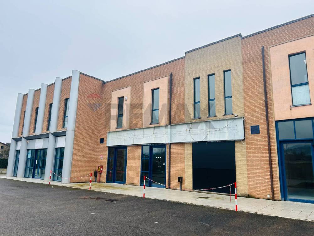 locale commerciale in vendita a Magione