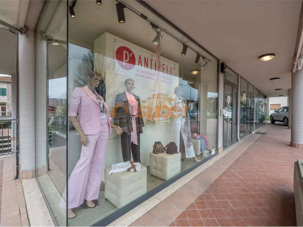 negozio in vendita a Magione