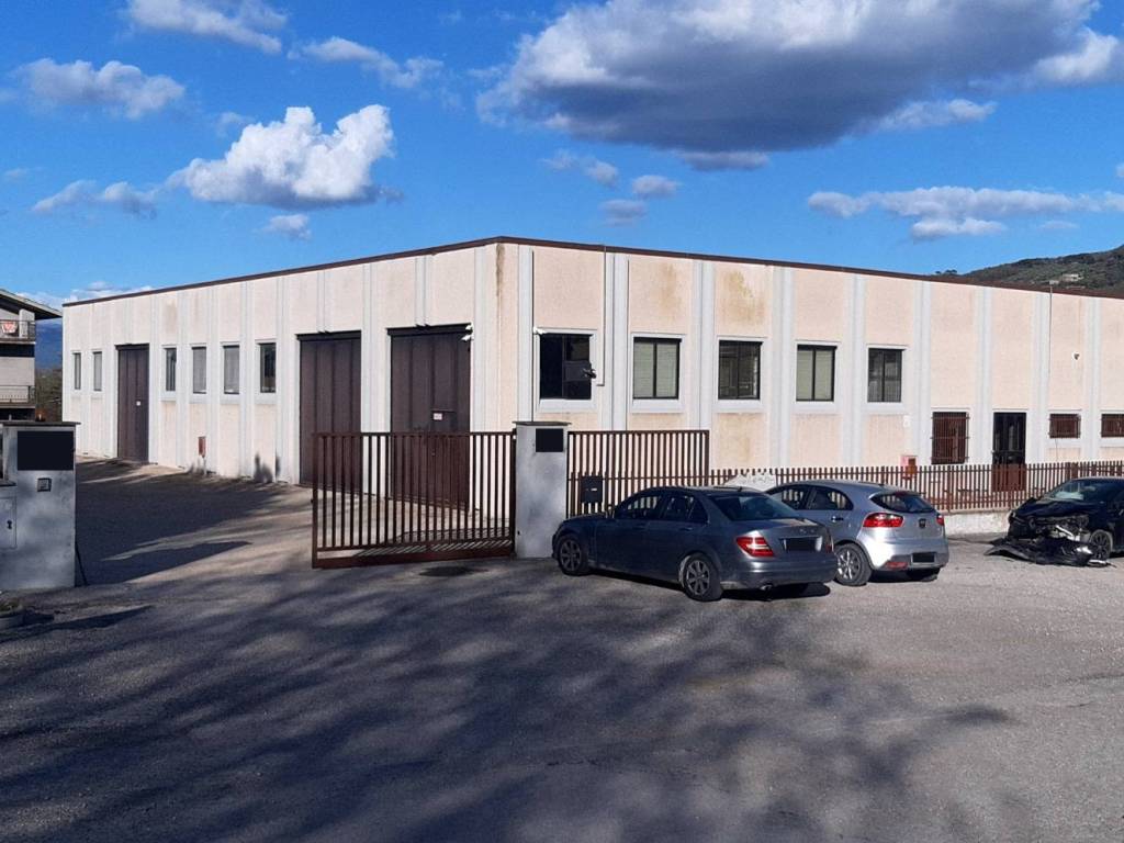 locale commerciale in vendita a Magione