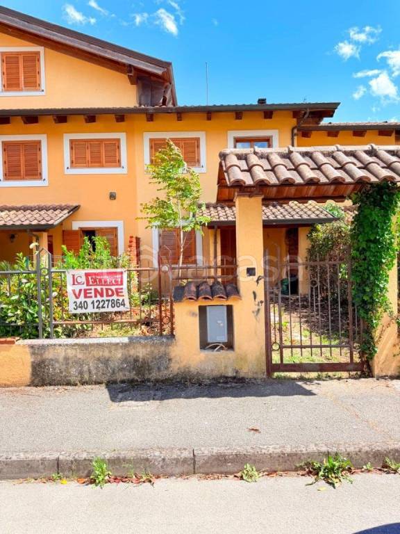 casa indipendente in vendita a Magione in zona Villa