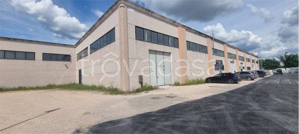 locale commerciale in vendita a Magione
