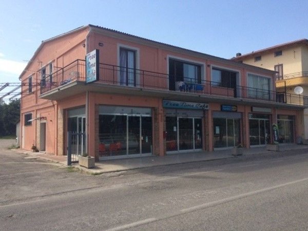 locale commerciale in vendita a Magione