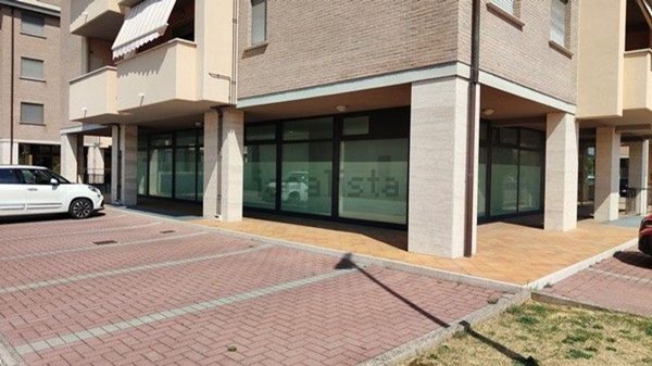 locale di sgombero in vendita a Magione