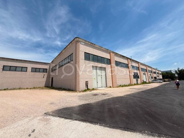 locale commerciale in vendita a Magione in zona Soccorso