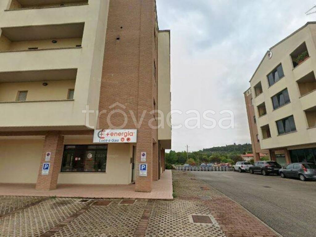locale commerciale in vendita a Magione
