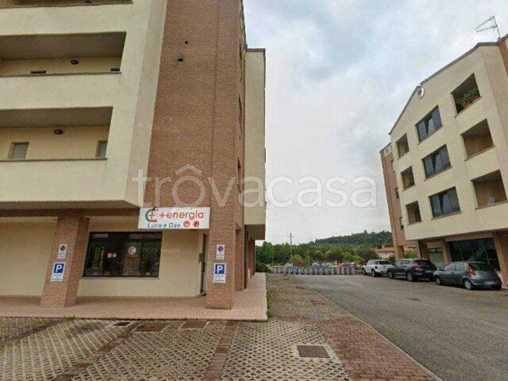 locale commerciale in vendita a Magione