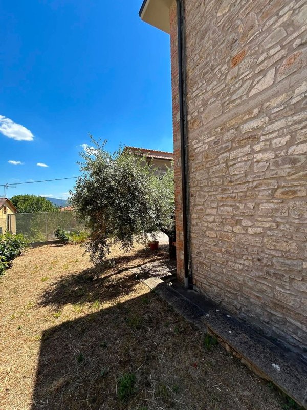 casa indipendente in vendita a Magione