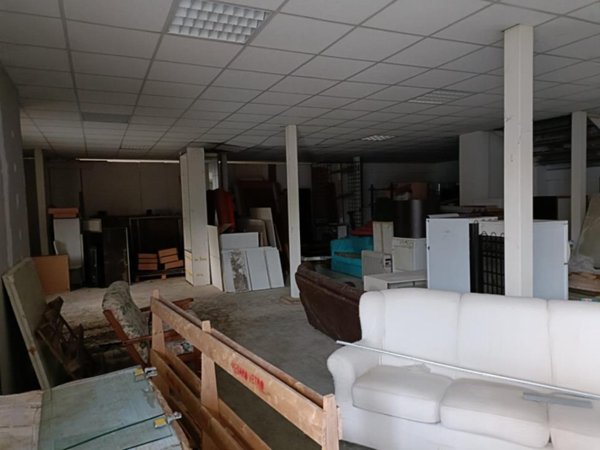 locale di sgombero in vendita a Magione in zona Soccorso