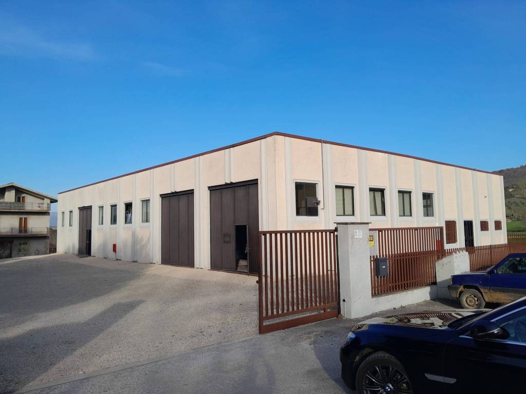 locale commerciale in vendita a Magione