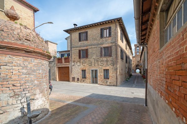 esavano in vendita a Marsciano in zona Castello delle Forme