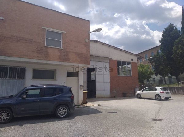 locale di sgombero in vendita a Marsciano