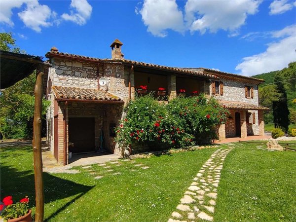 casa indipendente in vendita a Massa Martana
