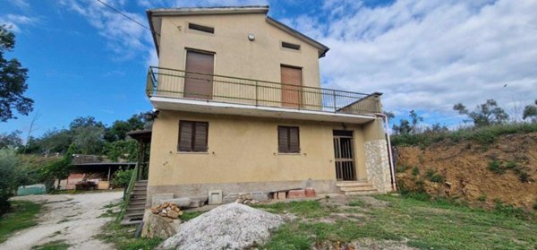 casa indipendente in vendita a Massa Martana