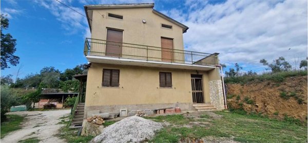 casa indipendente in vendita a Massa Martana