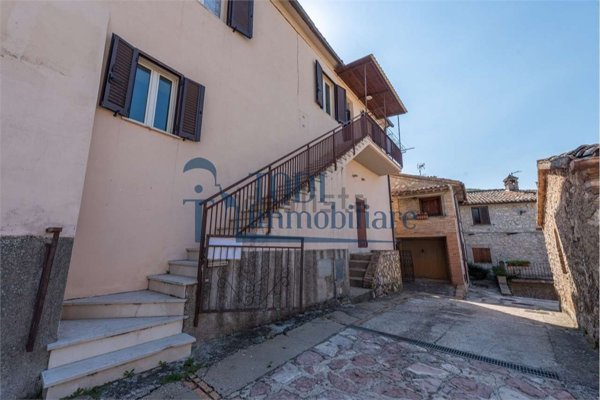 casa semindipendente in vendita a Massa Martana in zona Mezzanelli