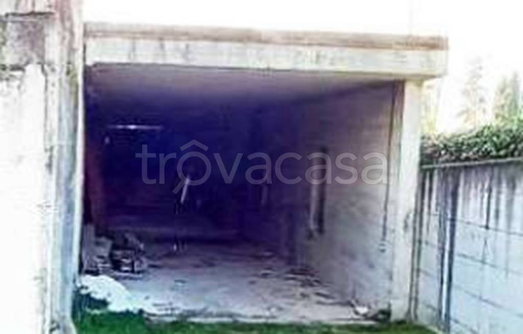 locale commerciale in vendita a Massa Martana