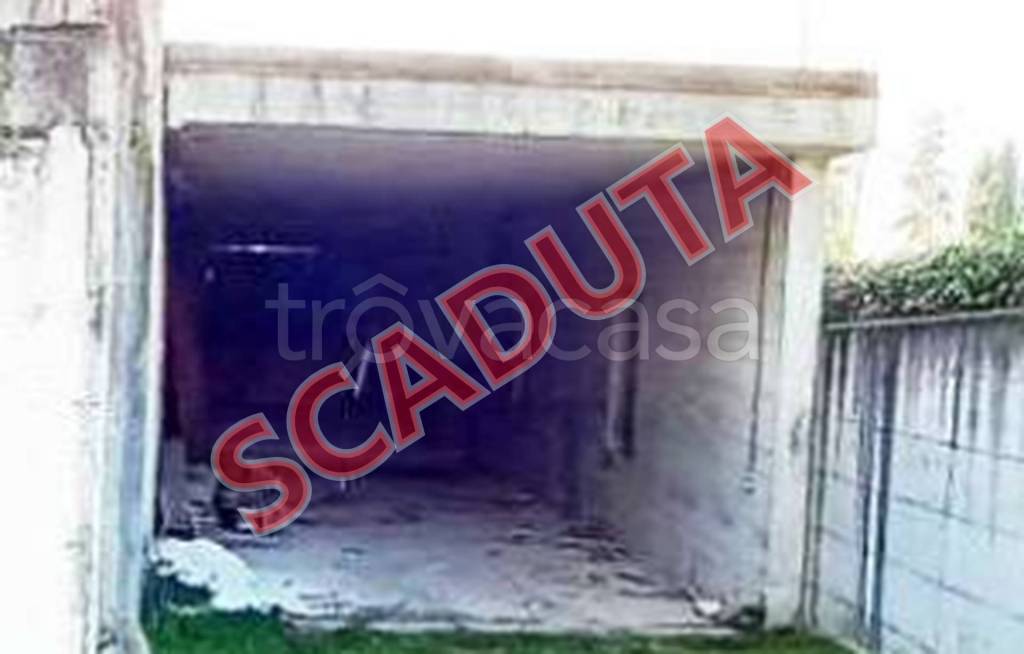 locale commerciale in vendita a Massa Martana