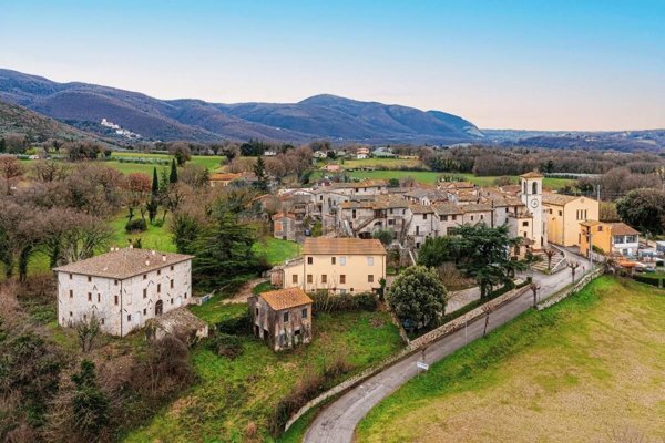 quadrivano in vendita a Massa Martana in zona Colpetrazzo