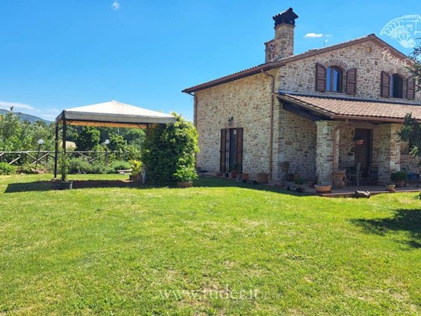 casa indipendente in vendita a Massa Martana in zona Colpetrazzo