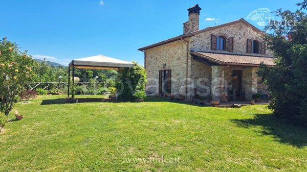 casa indipendente in vendita a Massa Martana in zona Colpetrazzo