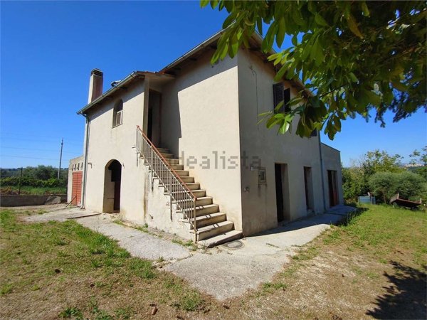 esavano in vendita a Montefalco in zona Casale