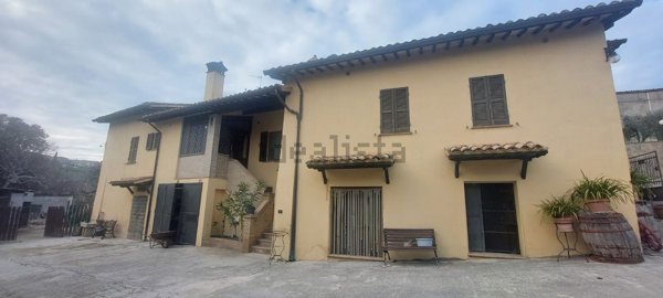 casa indipendente in vendita a Montefalco