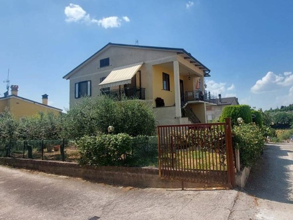 casa indipendente in vendita a Montefalco