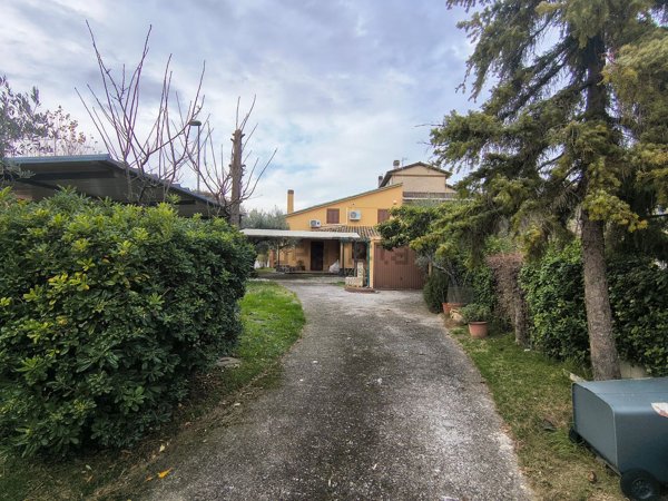 casa indipendente in vendita a Montefalco