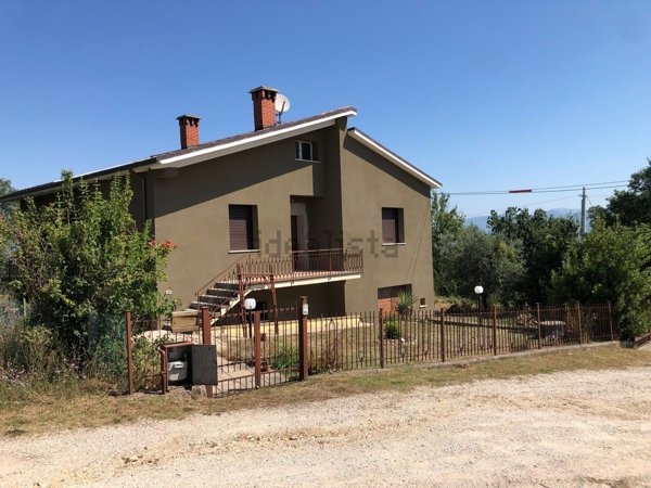 casa indipendente in vendita a Montefalco