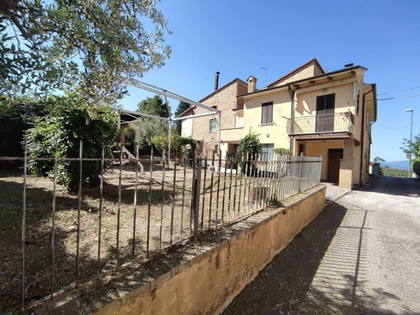 casa indipendente in vendita a Montefalco