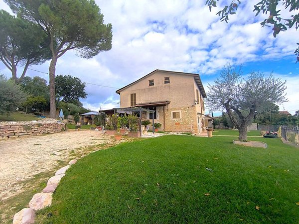 casa indipendente in vendita a Montefalco in zona Casale