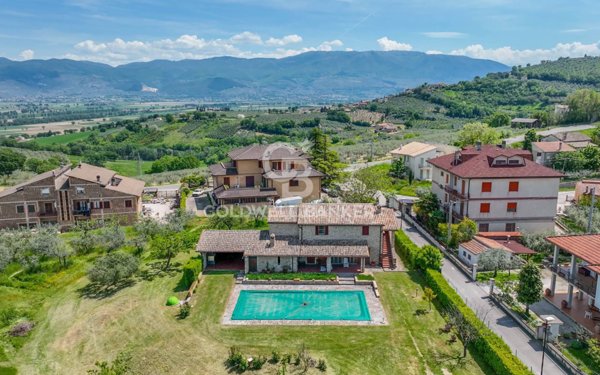 casa indipendente in vendita a Montefalco in zona Casale