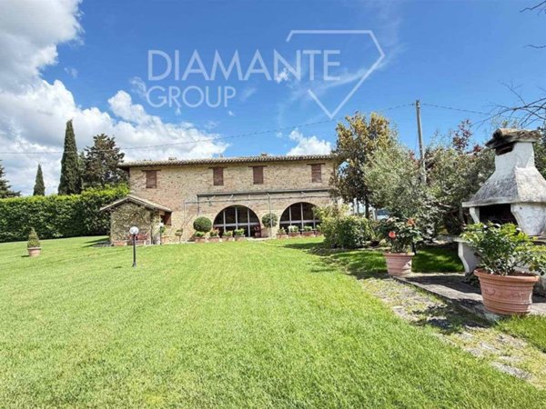 locale di sgombero in vendita a Montefalco in zona Casale