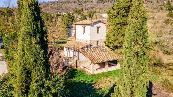 esavano in vendita a Montone