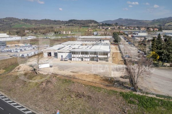 locale commerciale in vendita a Montone