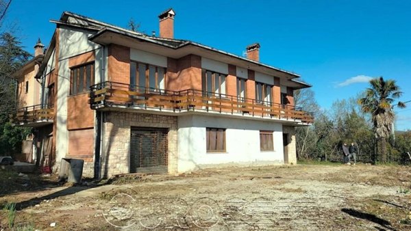 casa indipendente in vendita a Montone