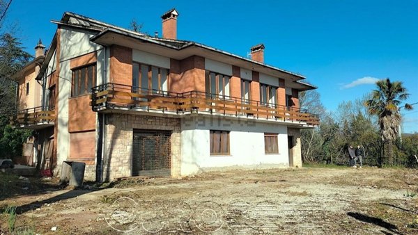 casa indipendente in vendita a Montone