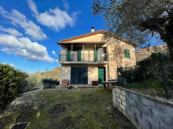 casa indipendente in vendita a Nocera Umbra in zona Acciano