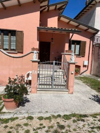 casa indipendente in vendita a Nocera Umbra in zona Largnano