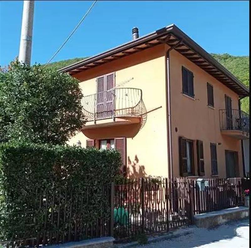 casa indipendente in vendita a Nocera Umbra in zona Bagnara