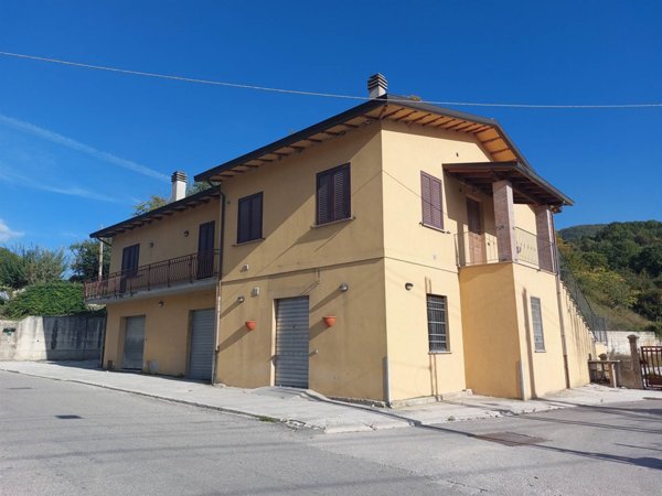 casa indipendente in vendita a Nocera Umbra in zona Nocera Scalo