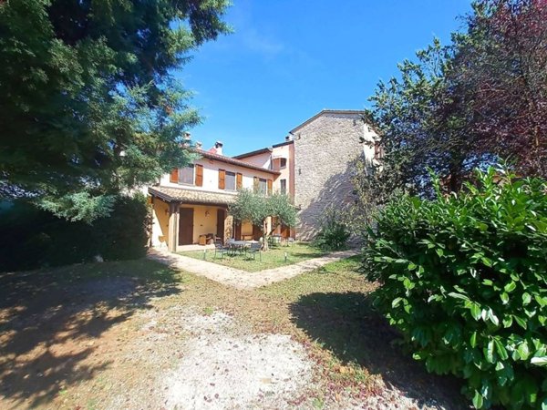 casa indipendente in vendita a Nocera Umbra in zona Bagni