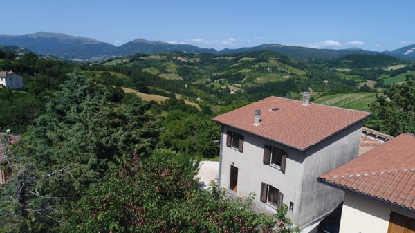 casa indipendente in vendita a Nocera Umbra in zona Castrucciano