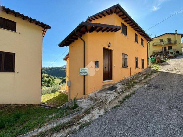 casa indipendente in vendita a Nocera Umbra in zona Mosciano