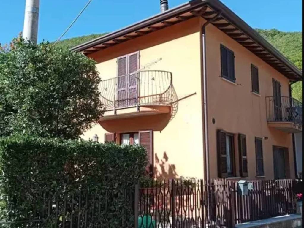 casa indipendente in vendita a Nocera Umbra in zona Bagnara