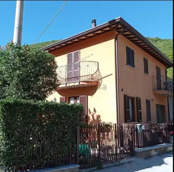 casa indipendente in vendita a Nocera Umbra in zona Bagnara