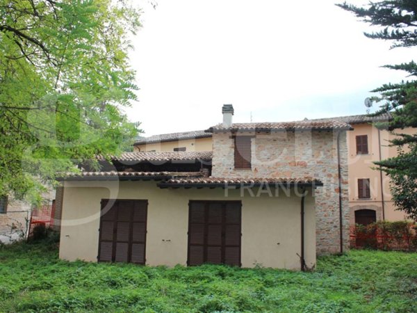 casa indipendente in vendita a Nocera Umbra in zona Colle